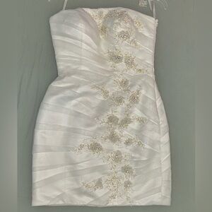 Elegant White Strapless Dress